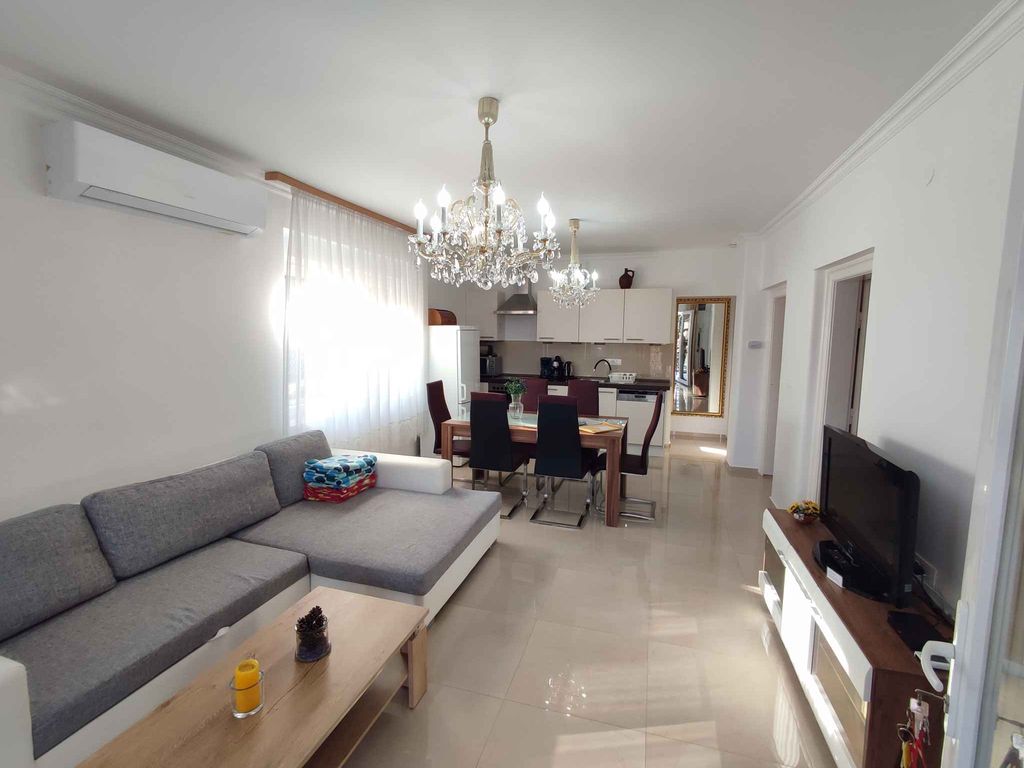 Ferienwohnung mit Panorama auf den See, in der Nähe vom Wasser