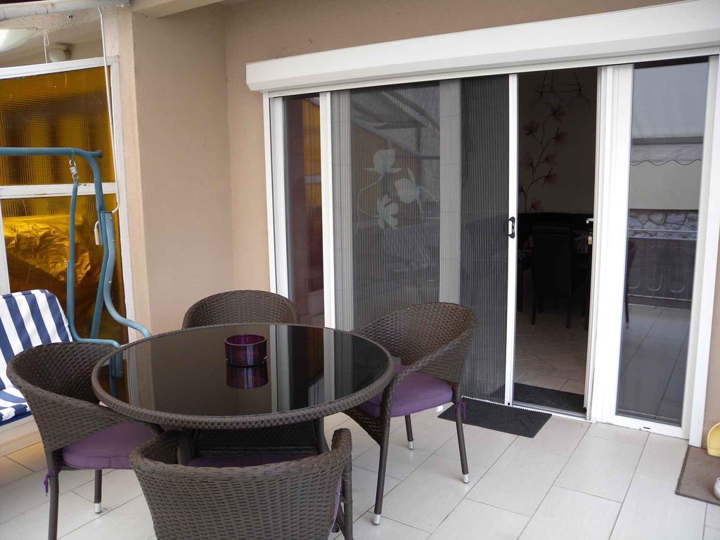 Ferienhaus mit WLAN, Terrasse und Klimaanlage
