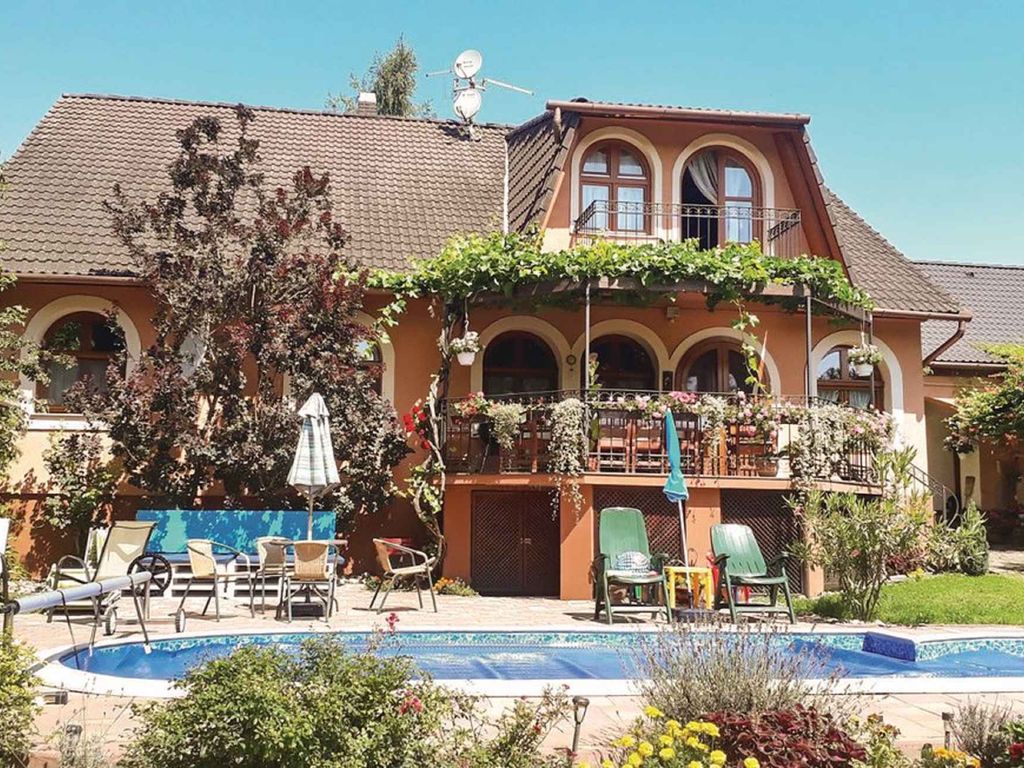Ferienhaus mit Pool und Planschbecken