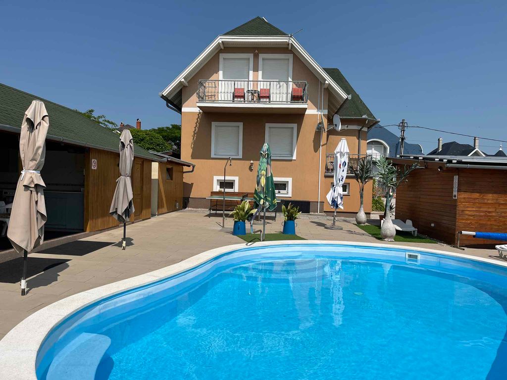 Ferienwohnung mit beheiztem Pool, Balkon Klimaanlage und WLAN