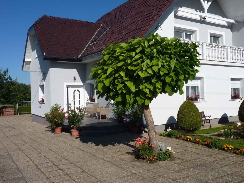 Ferienhaus mit Whirlpool, großem Gartenpavillon, Klimaanlage und WLAN