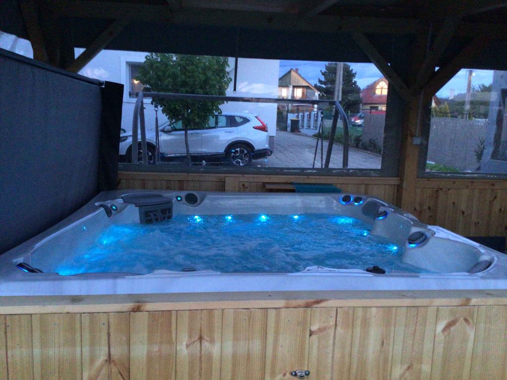 Ferienhaus mit Whirlpool, großem Gartenpavillon, Klimaanlage und WLAN
