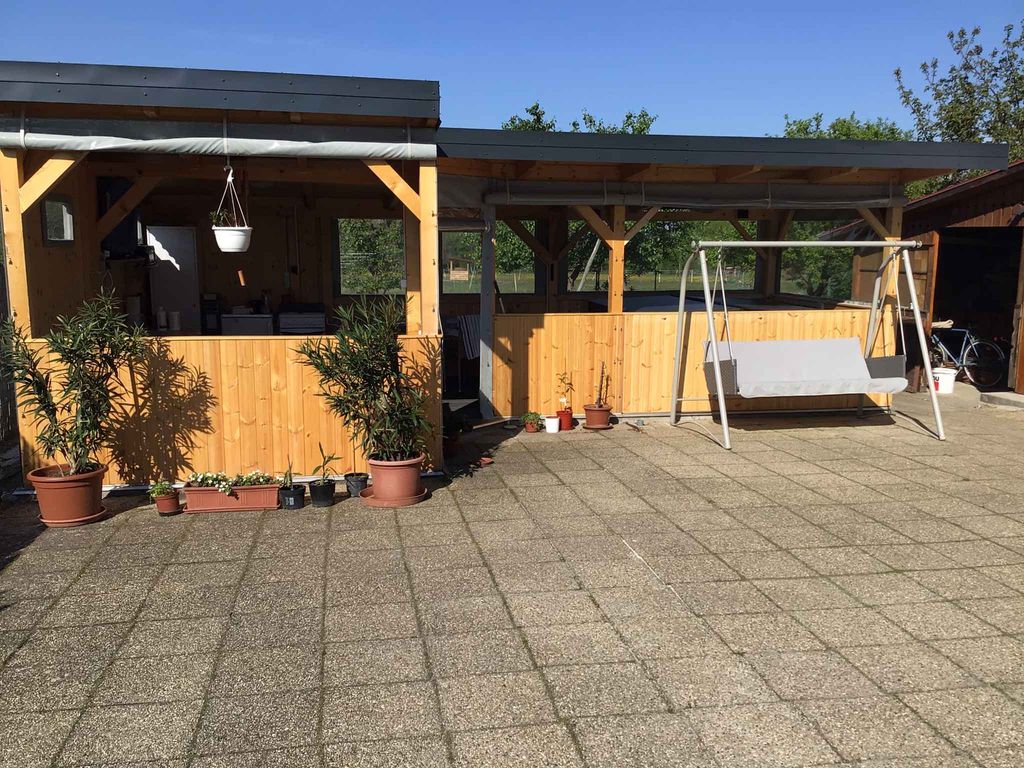 Ferienhaus mit Whirlpool, großem Gartenpavillon, Klimaanlage und WLAN