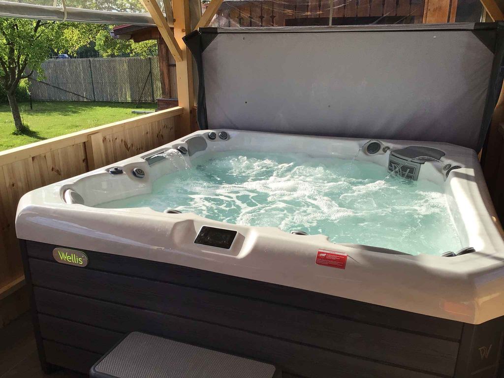 Ferienhaus mit Whirlpool, großem Gartenpavillon, Klimaanlage und WLAN