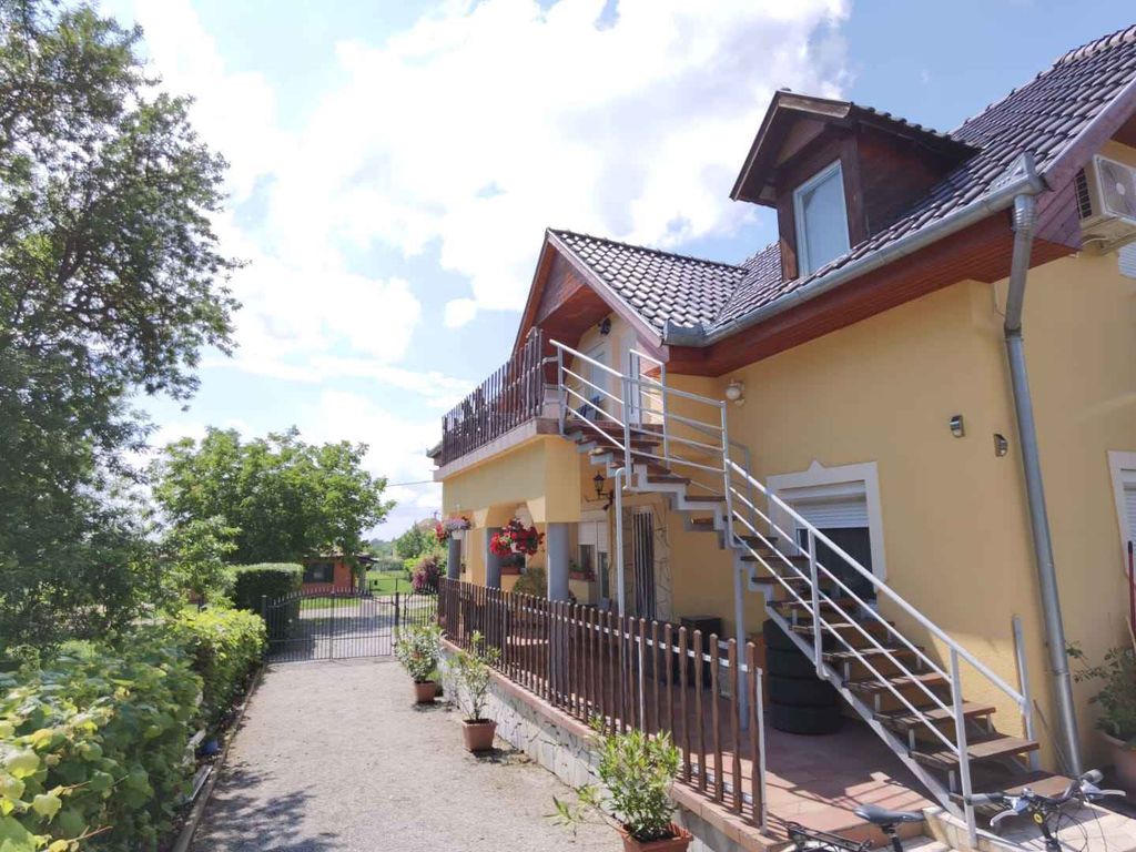 Ferienwohnung mit Garten und Kinderschaukel