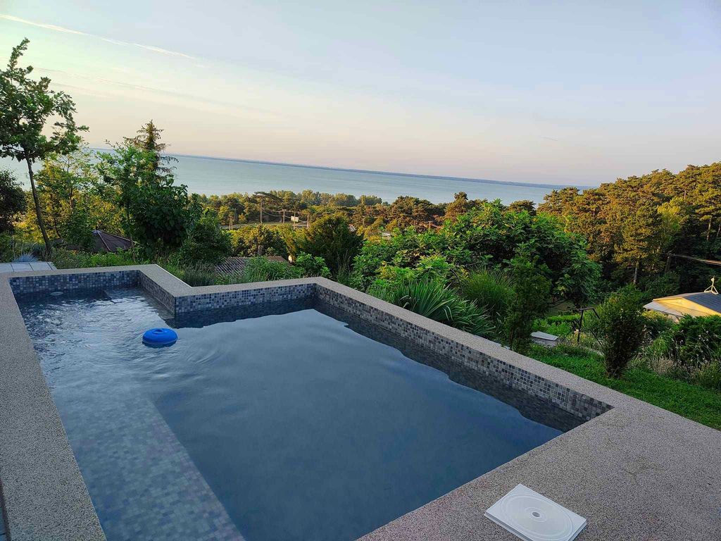 Studio mit Ausblick auf den See