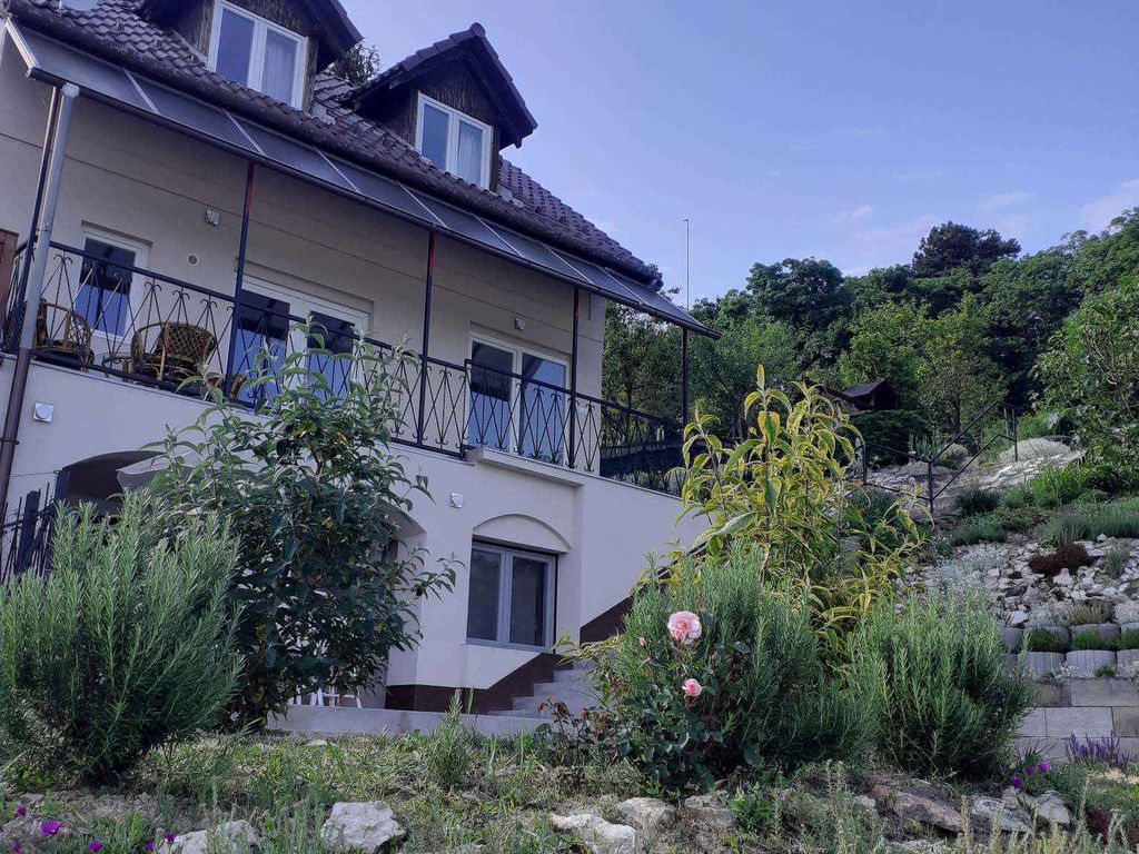 Studio mit Ausblick auf den See