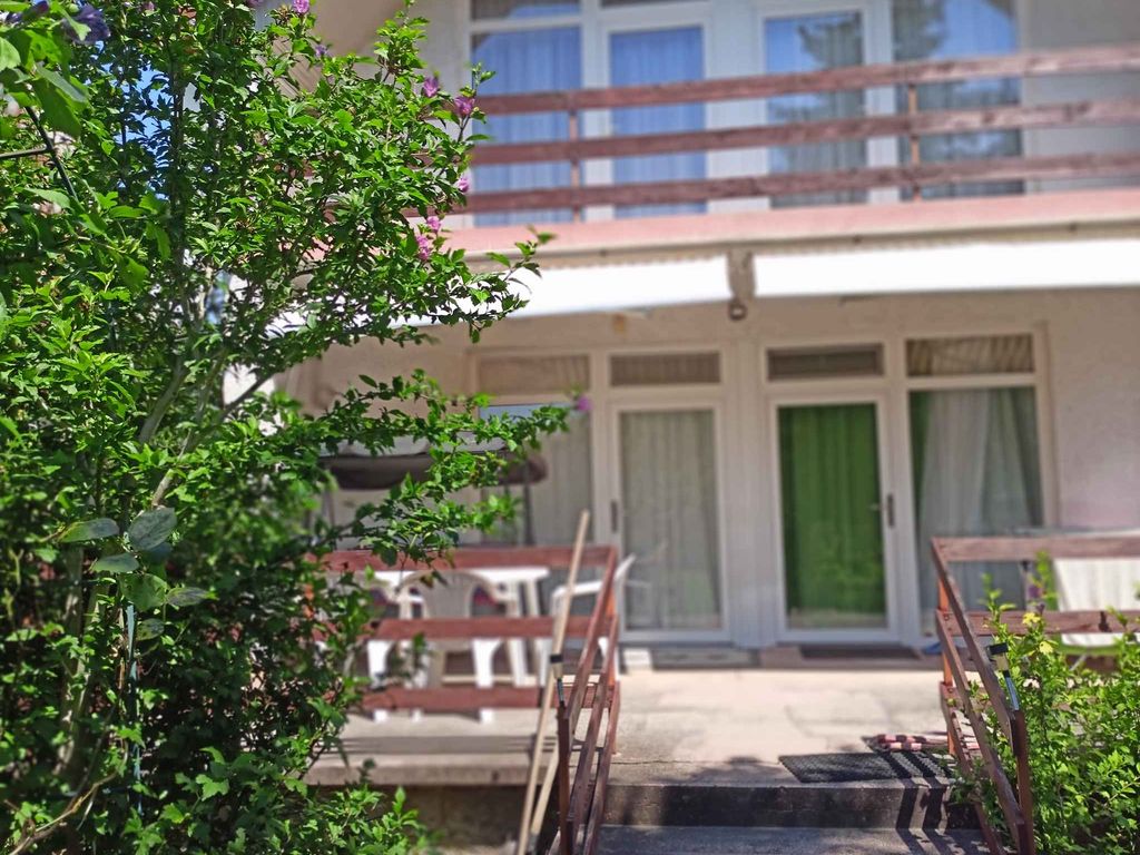 Ferienhaus mit Terrasse, großem Garten und Internet