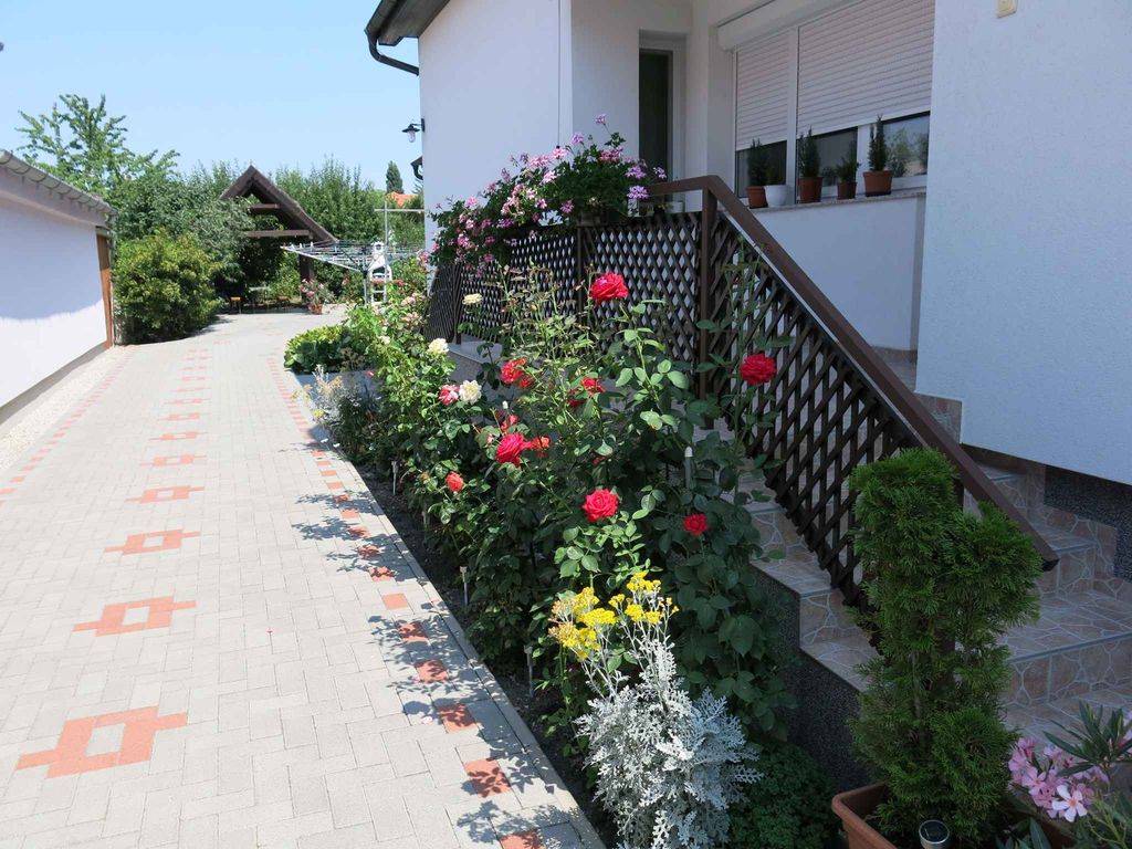 Ferienwohnung mit Gartenpavillon