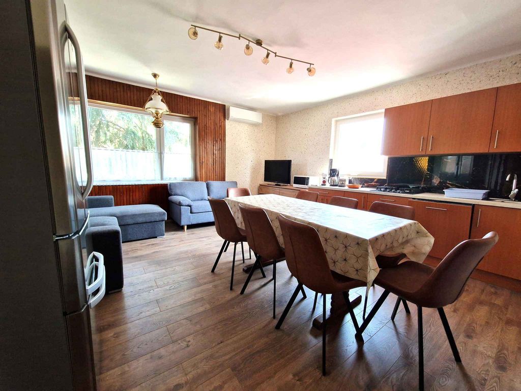 Ferienwohnung mit Klimaanlage, Terrasse und mit großem Garten