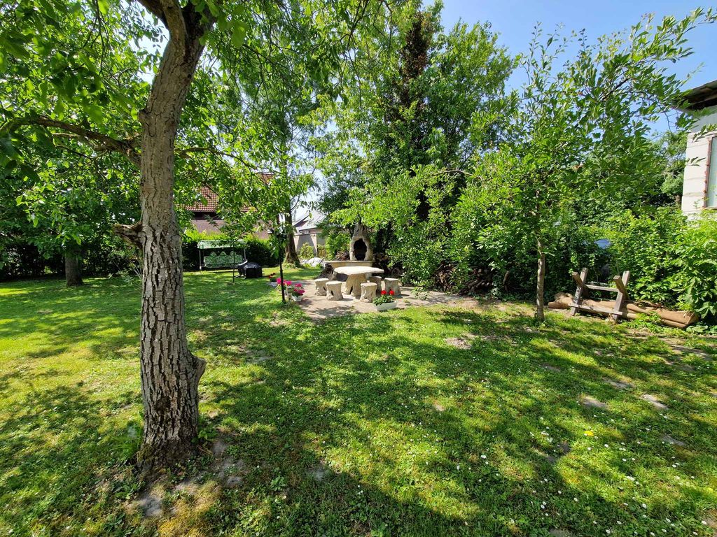 Ferienwohnung mit Klimaanlage, Terrasse und mit großem Garten