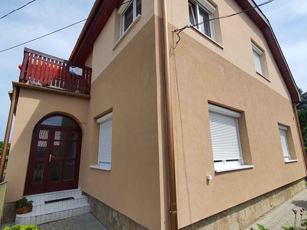 Ferienwohnung schön eingerichtet mit WLAN und Klimaanlage
