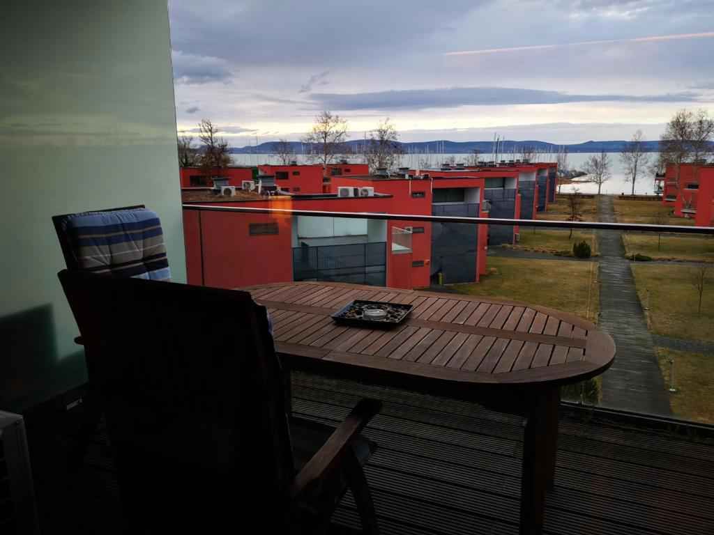 Ferienwohnung mit Balkon und Blick aufs Wasser