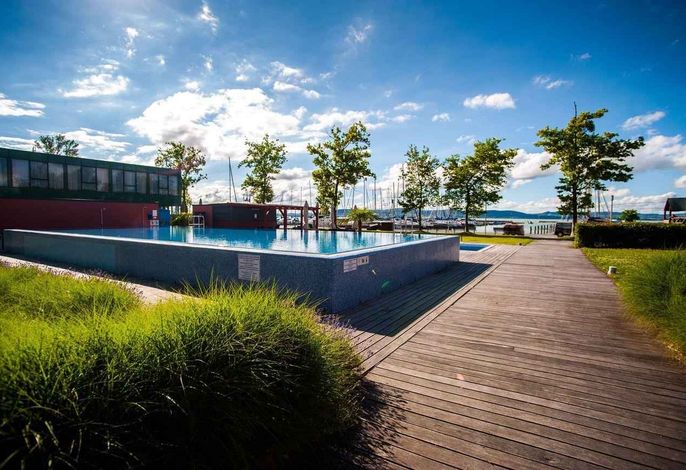 Ferienwohnung mit Balkon und Blick aufs Wasser