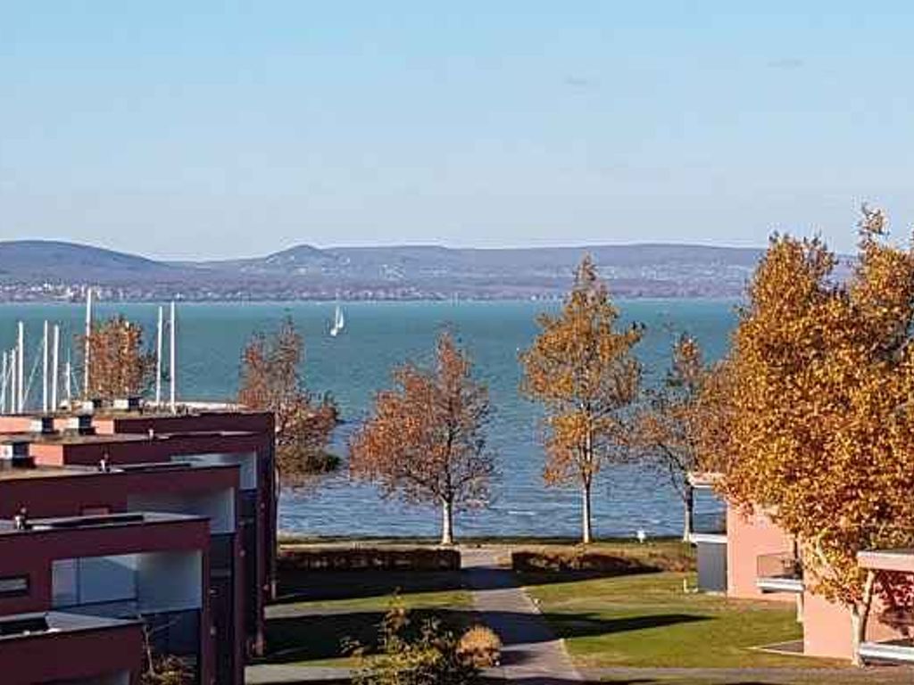 Ferienwohnung mit Balkon und Blick aufs Wasser