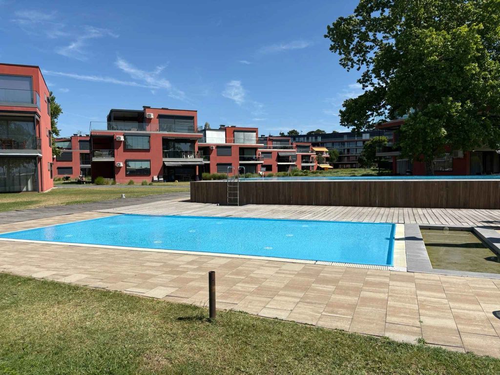 Ferienwohnung mit Balkon und Blick aufs Wasser