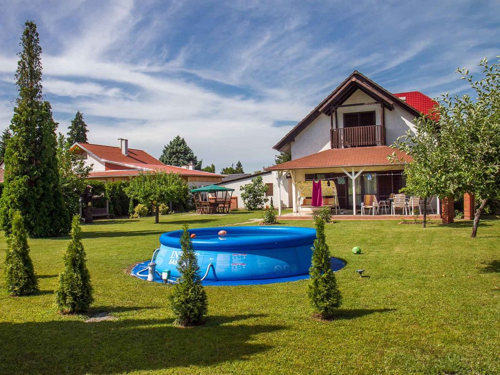 Ferienhaus mit Außenpool und großem Garten