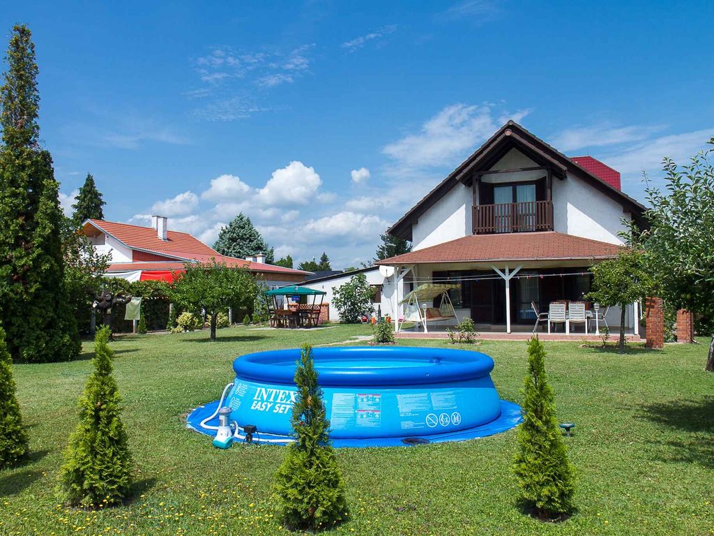 Ferienhaus mit Außenpool und großem Garten