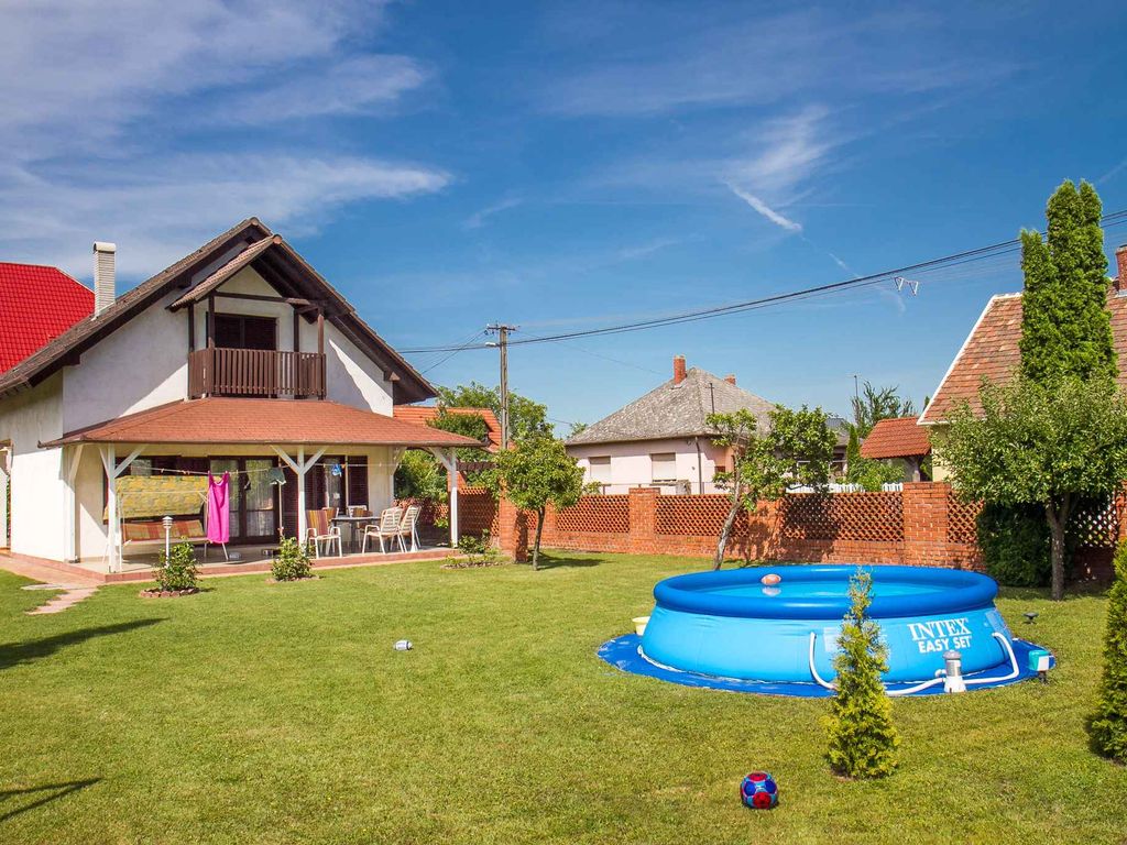 Ferienhaus mit Außenpool und großem Garten