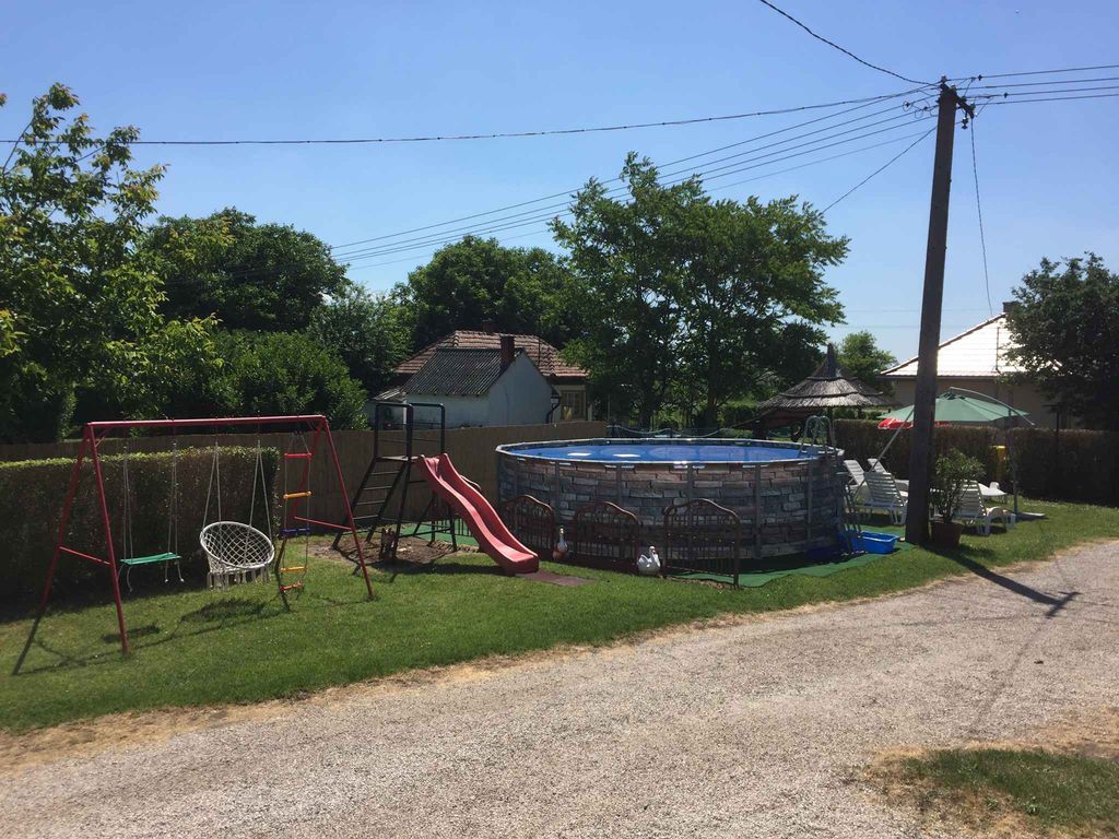 Ferienhaus mit Pool und Garten
