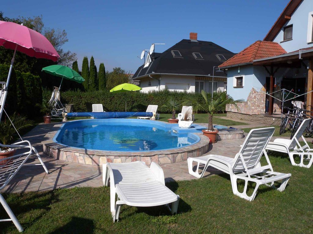 Ferienhaus mit beheizbarem Pool und Strandnähe