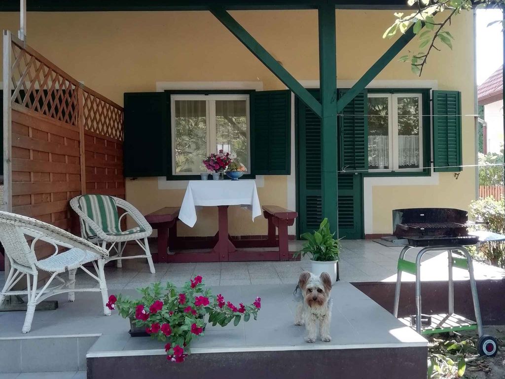 Ferienhaus mit zwei Terrassen und Mobilklimagerät