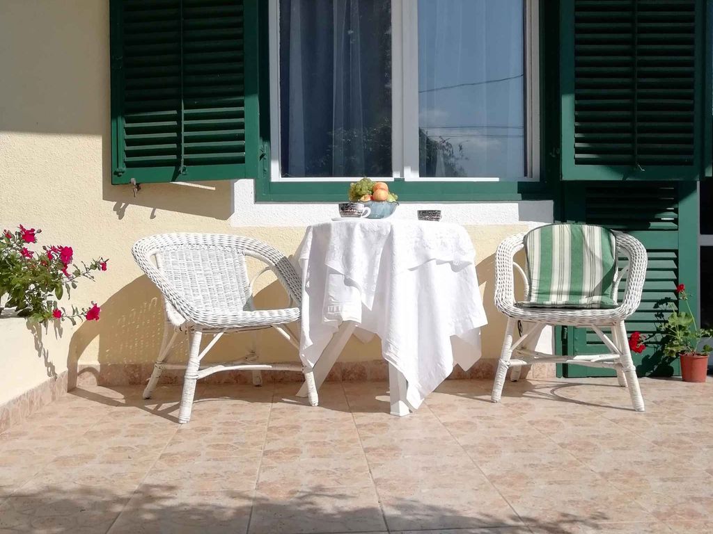Ferienhaus mit zwei Terrassen und Mobilklimagerät