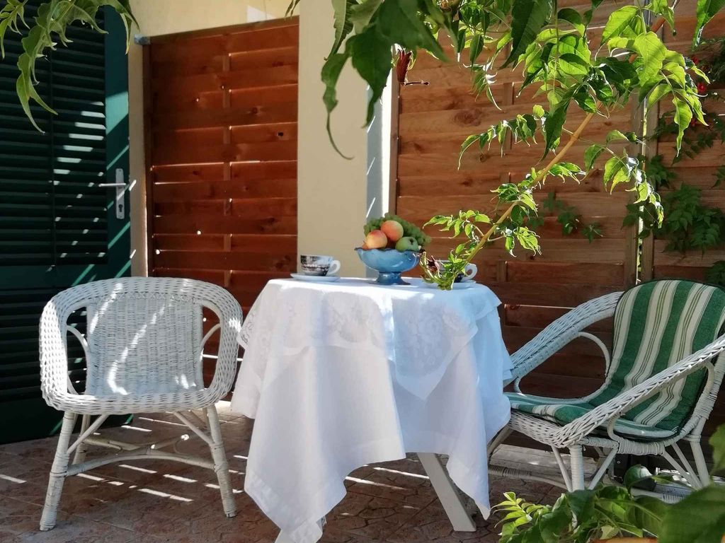 Ferienhaus mit zwei Terrassen und Mobilklimagerät