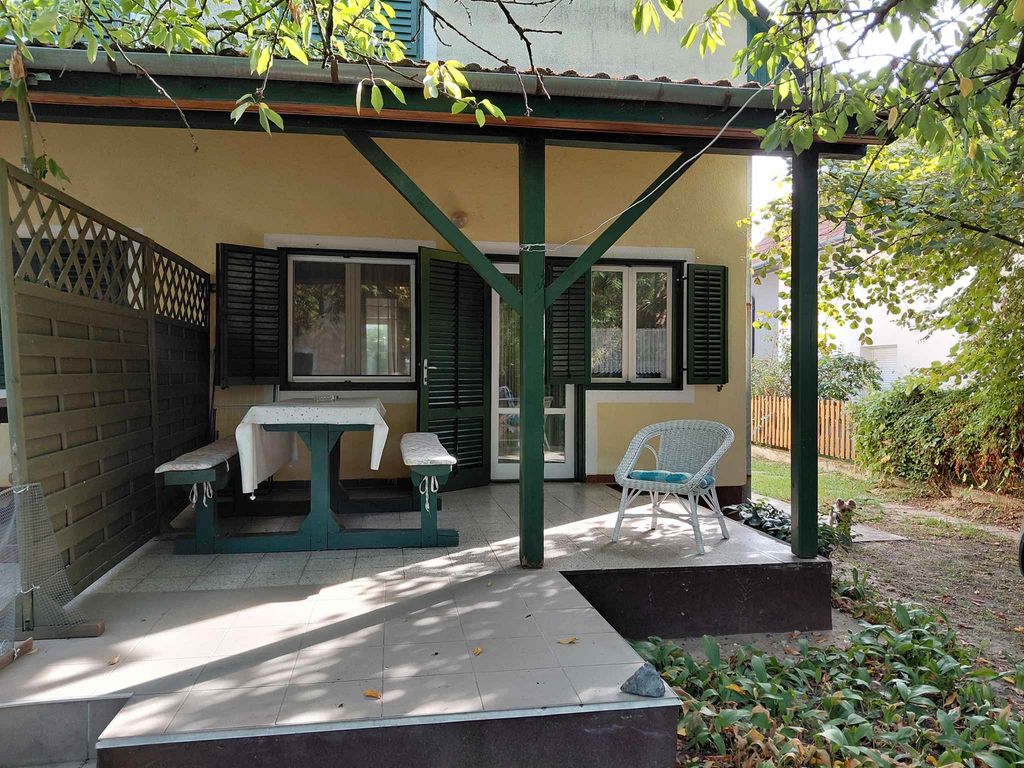 Ferienhaus mit zwei Terrassen und Mobilklimagerät