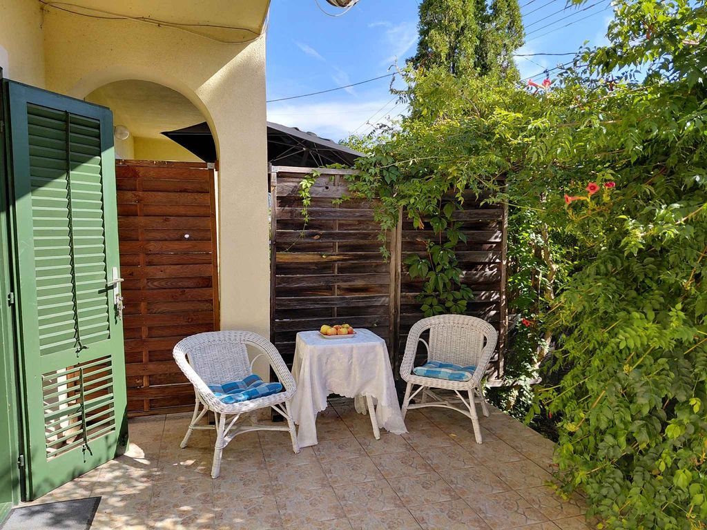 Ferienhaus mit zwei Terrassen und Mobilklimagerät