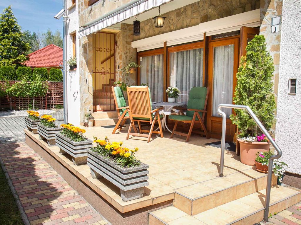 Ferienhaus mit Gartenpavilon und WLAN