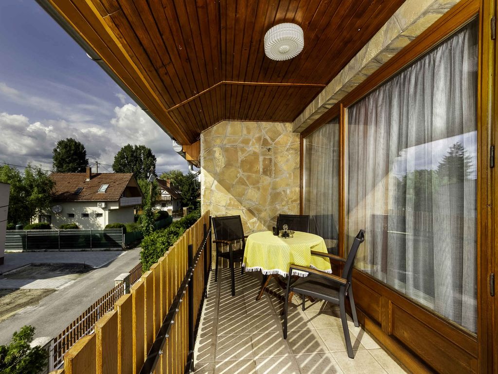 Ferienhaus mit Gartenpavilon und WLAN