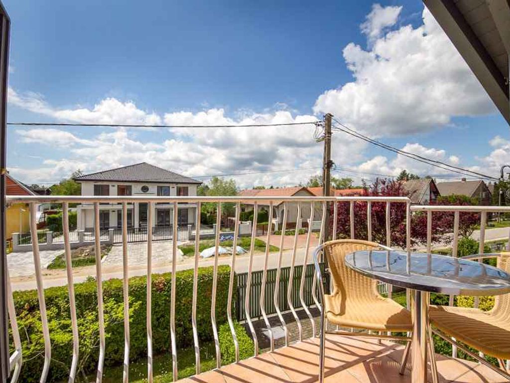 Ferienwohnung mit Pool und gepflegtem Garten,Klimaanlage, Safe