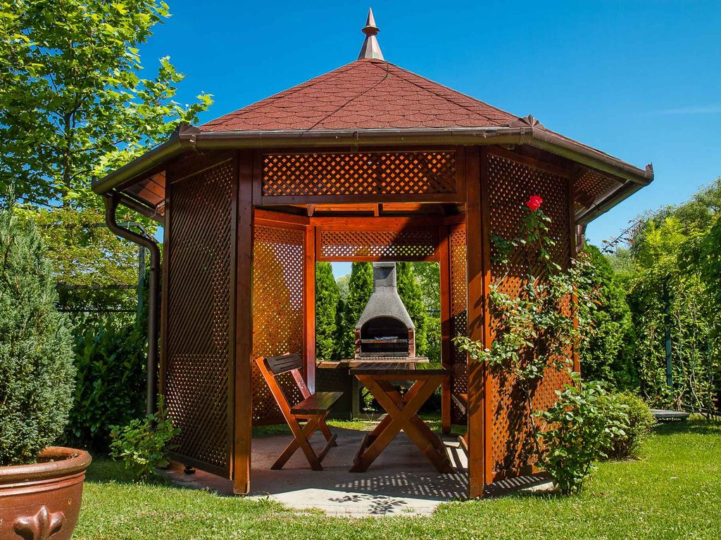 Ferienwohnung mit Pool und gepflegtem Garten,Klimaanlage, Safe