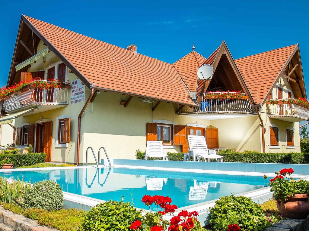 Ferienwohnung mit Pool und gepflegtem Garten,Klimaanlage, Safe
