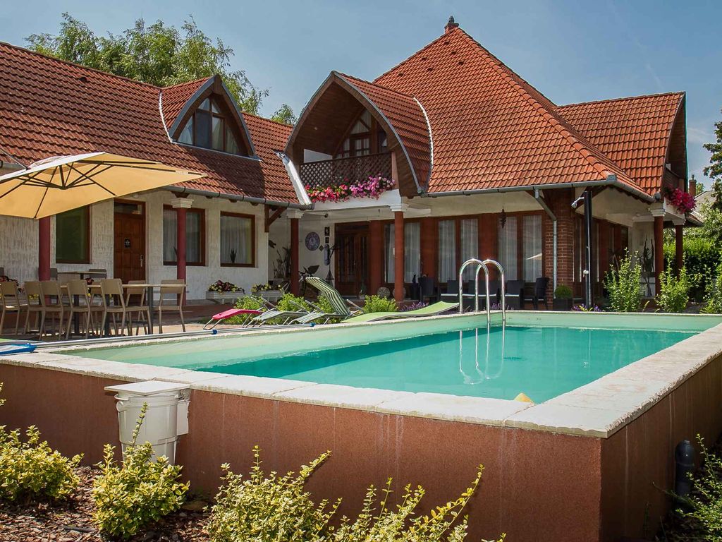 Ferienwohnung in einem Apartmenthaus mit Pool und Internet
