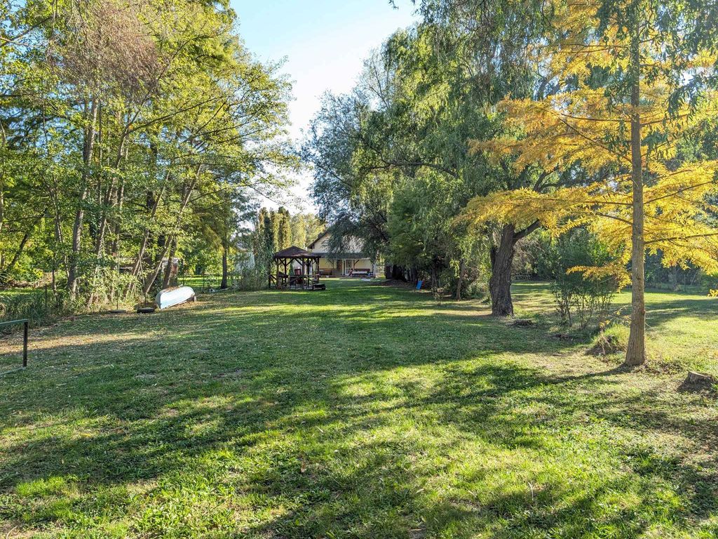 Ferienhaus mit Klimaanlage, eigenem Strandabschnitt und Steg, großem Garten