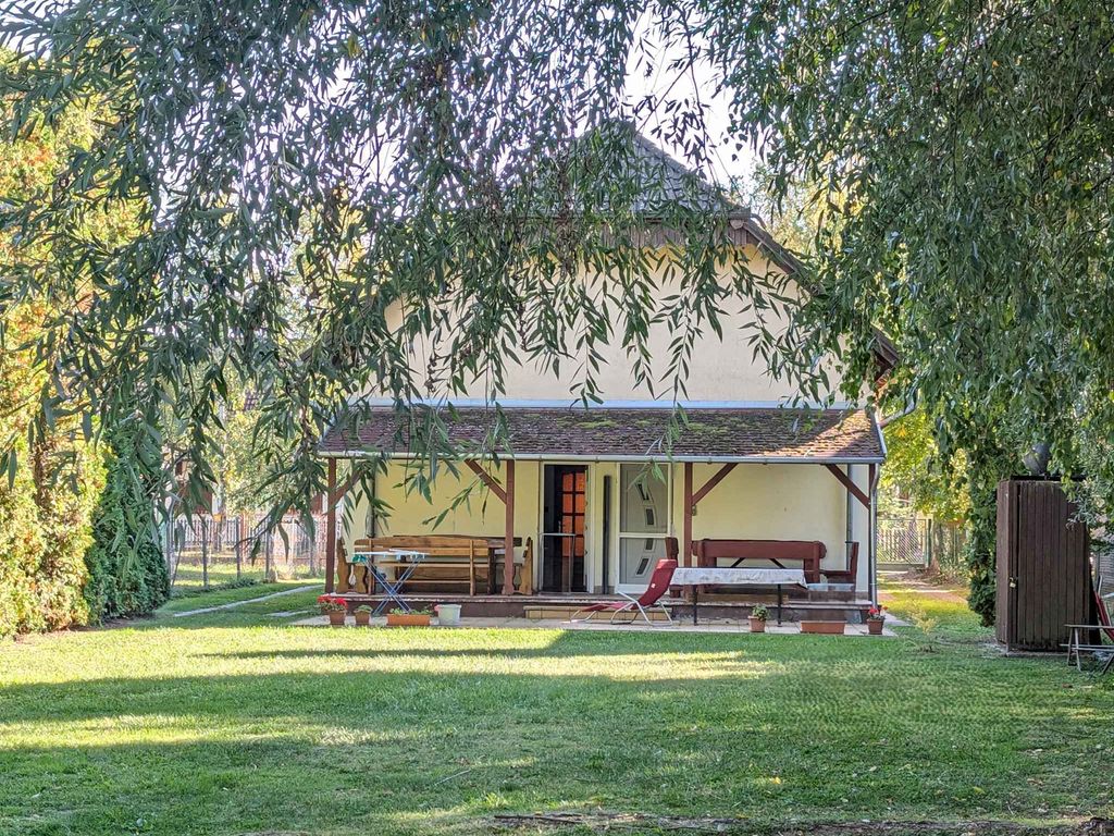 Ferienhaus mit Klimaanlage, eigenem Strandabschnitt und Steg, großem Garten