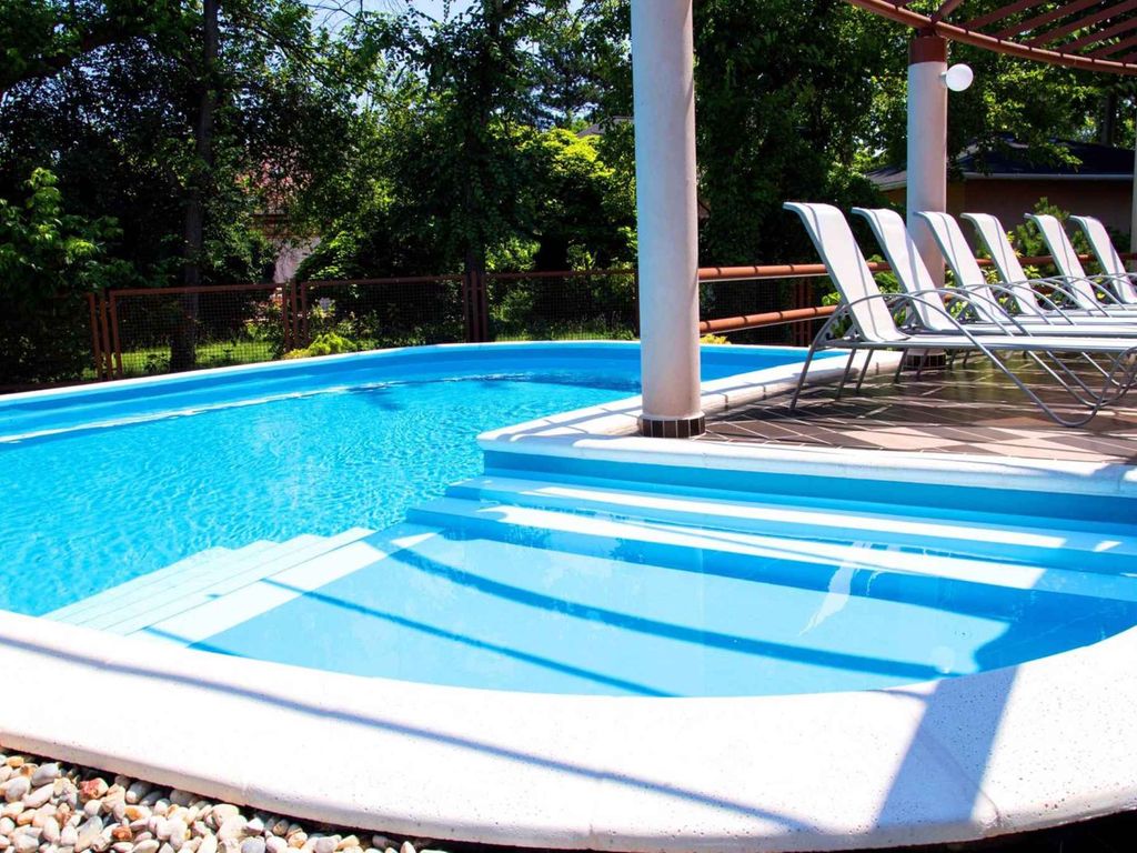 Ferienhaus mit Pool und Whirlpool nur 100 m vom Strand