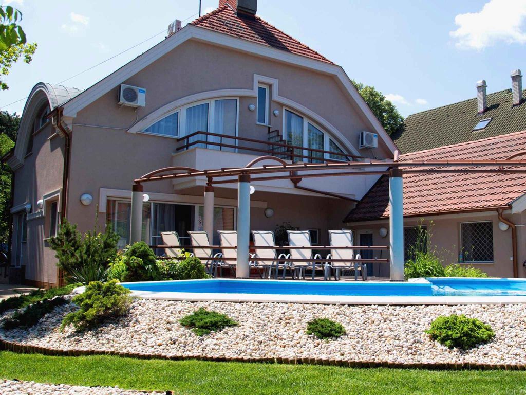 Ferienhaus mit Pool und Whirlpool nur 100 m vom Strand