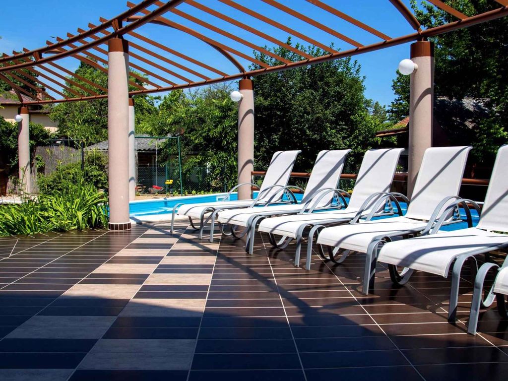 Ferienhaus mit Pool und Whirlpool nur 100 m vom Strand
