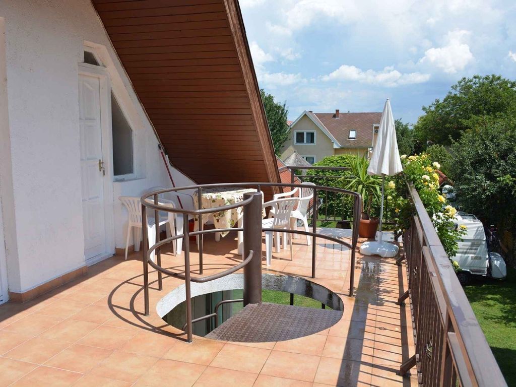Ferienwohnung mit Klimaanlage, Außenpool und große grüne Garten