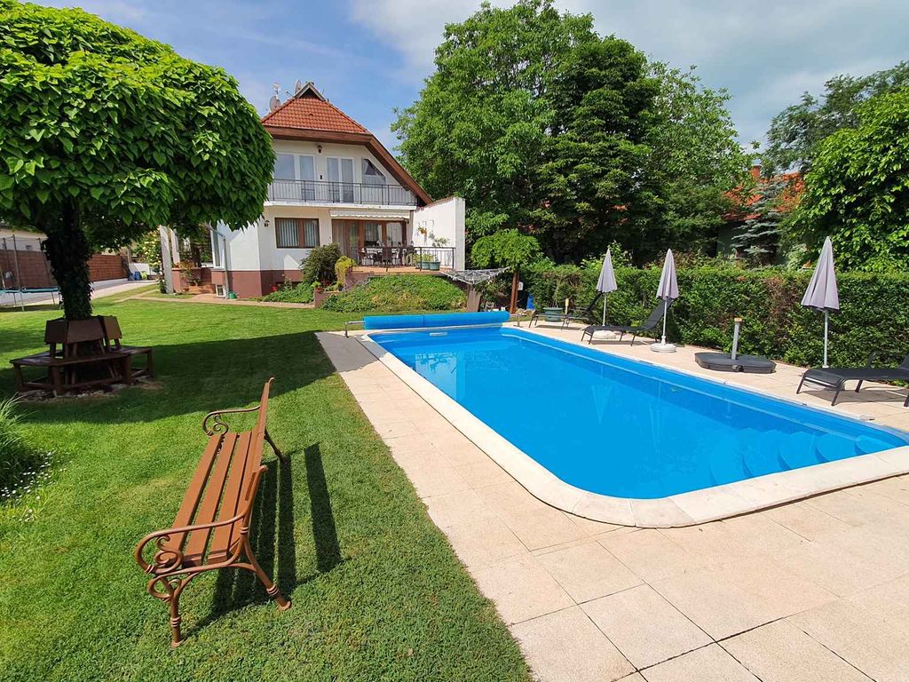 Ferienwohnung mit Klimaanlage, Außenpool und große grüne Garten