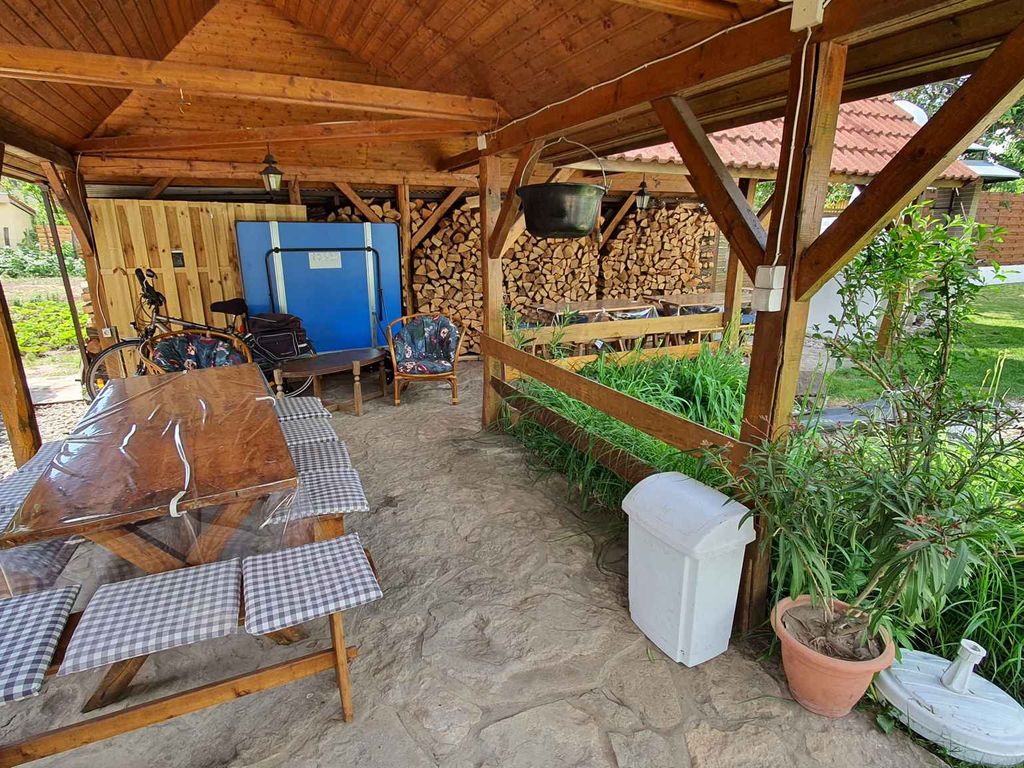 Ferienwohnung mit Klimaanlage, Außenpool und große grüne Garten