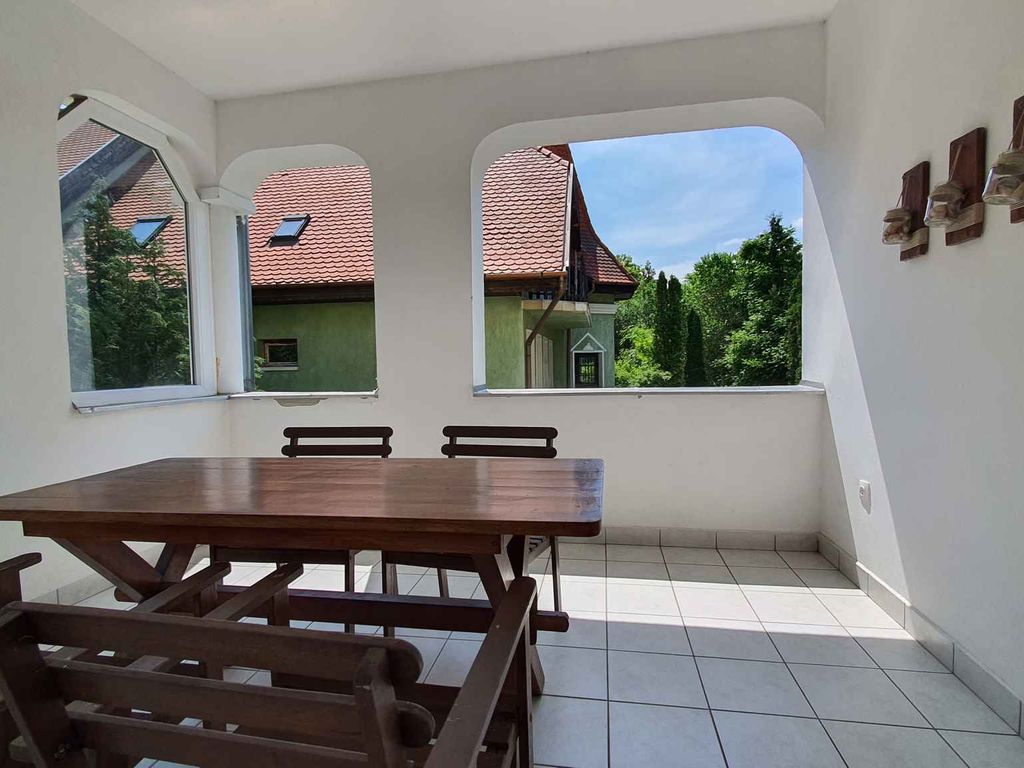 Ferienwohnung mit überdachter Terrasse und Kinderspielplatz