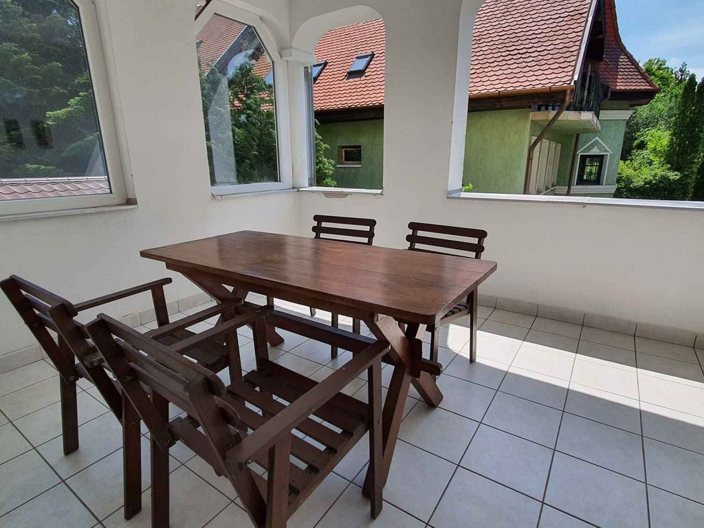 Ferienwohnung mit überdachter Terrasse und Kinderspielplatz