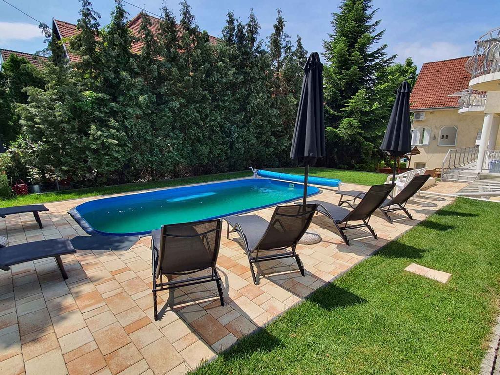 Ferienwohnung mit überdachter Terrasse und Kinderspielplatz