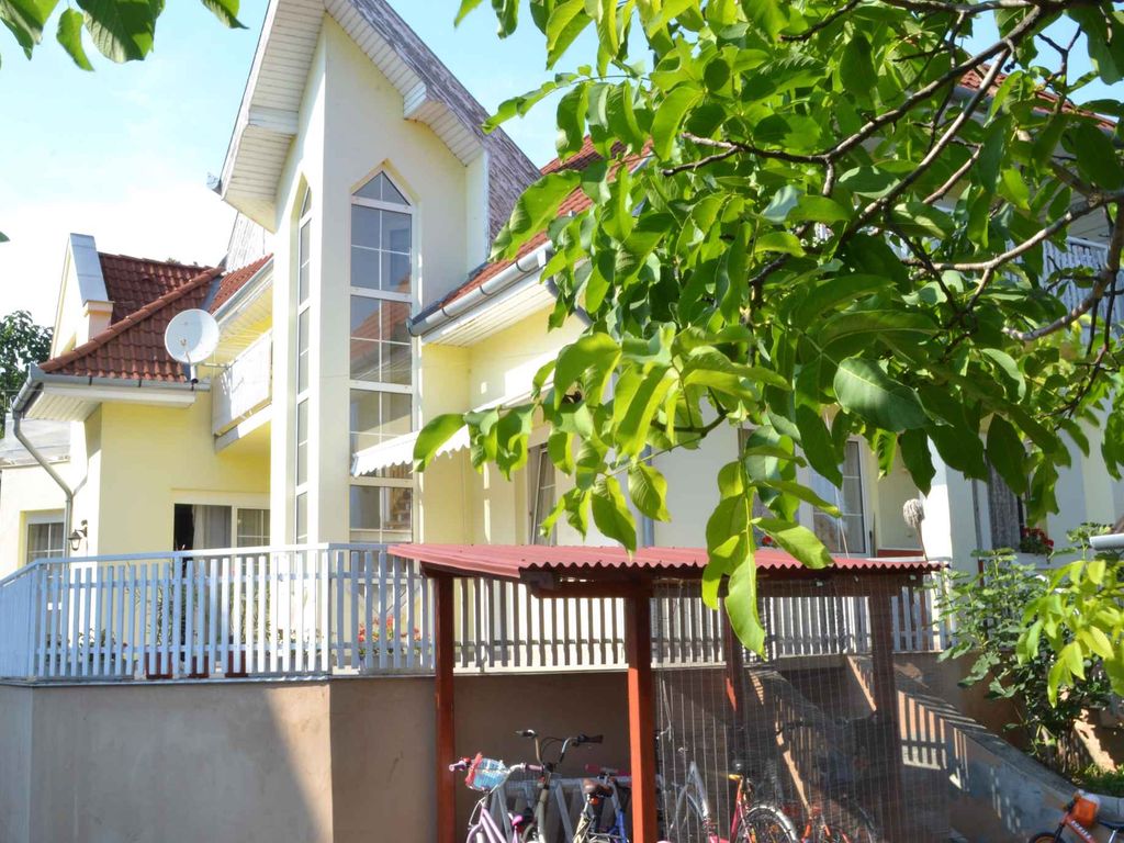 Ferienwohnung mit 5 Balkons und Gartenpavillon