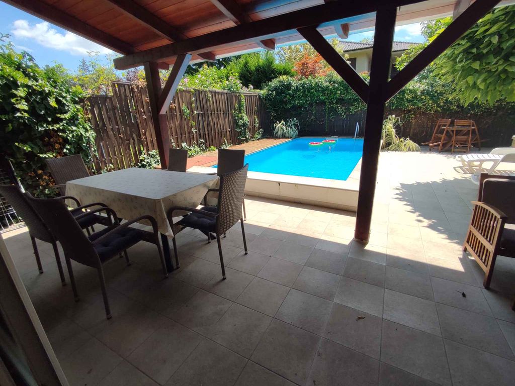 Ferienhaus mit Pool nur 200 m vom Strand