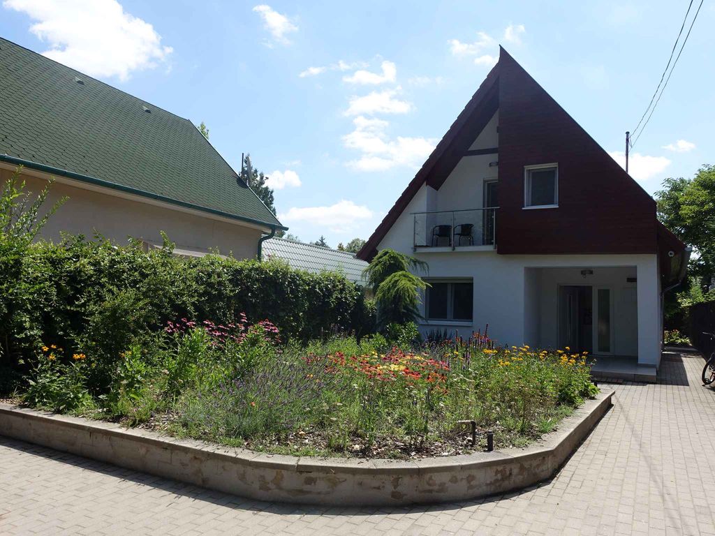 Ferienhaus mit Pool nur 200 m vom Strand